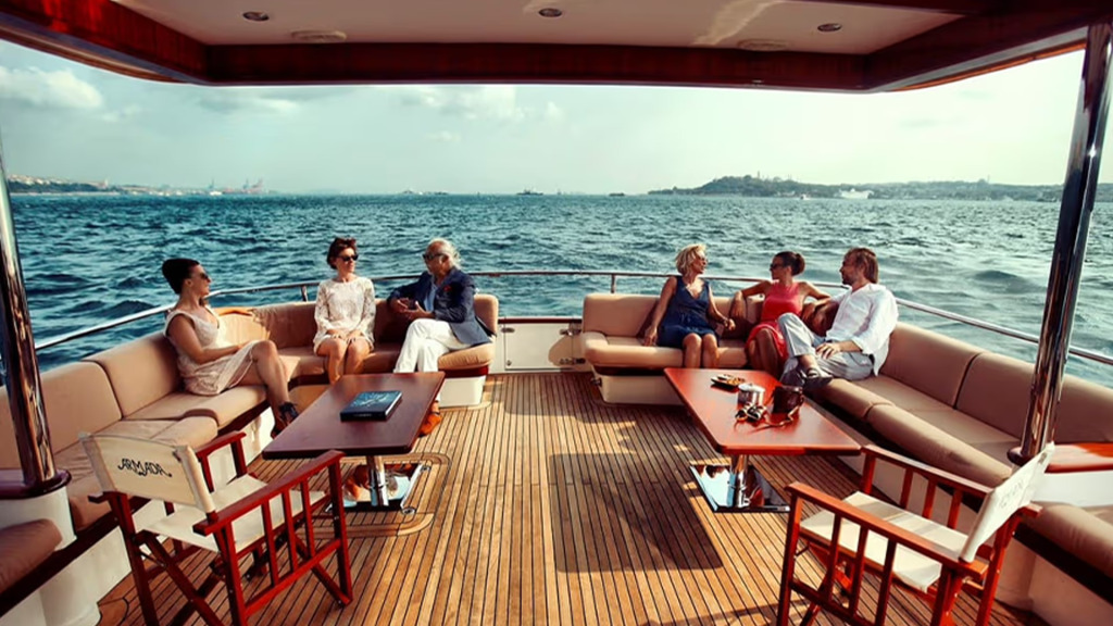 Armada Teknesi Ayrıcalığıyla Boğaziçi Yalıları Yemekli Tekne Turu