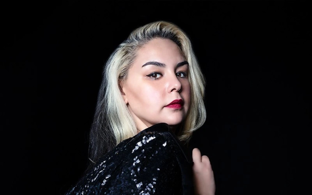 Bengüsu Özkaya Retro Night Series IV