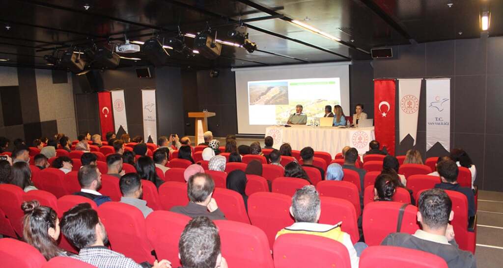 Van Kazıları Paneli Geçmişten Günümüze Kadının Toplumdaki Rolü