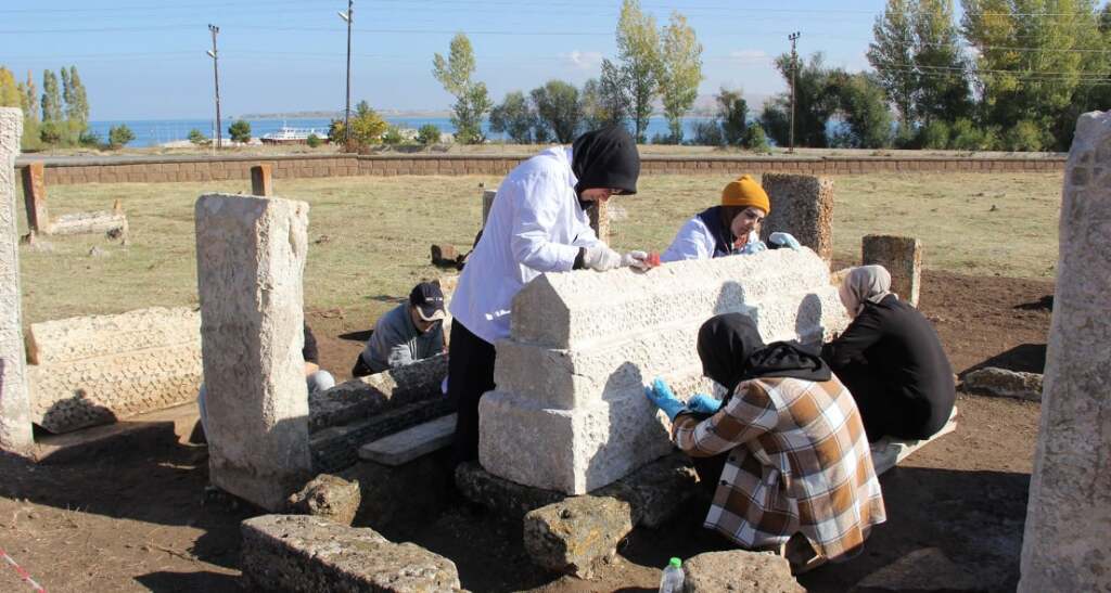 Van'da Selçuklu Mirası: Gevaş Selçuklu Mezarlığı