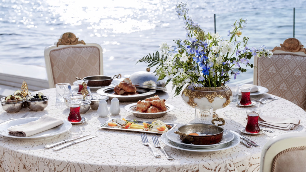 Yalıda Caz Eşliğinde Anneler Günü Brunchı: Neşet Ruacan & Ece Göksu